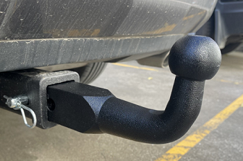 boule d'attelage montée sur voiture à l'arrière